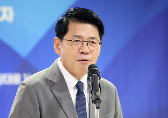 인사말하는 김준형 권한대행