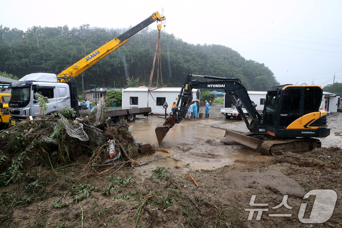 (안동=뉴스1) 공정식 기자 = 19일 경북 안동시 일직면 귀미리 산불 이재민 주거용 임시 주택 일대가 집중호우로 침수된 가운데 수해 복구 현장에 다시 폭우가 쏟아지고 있다. 20 …