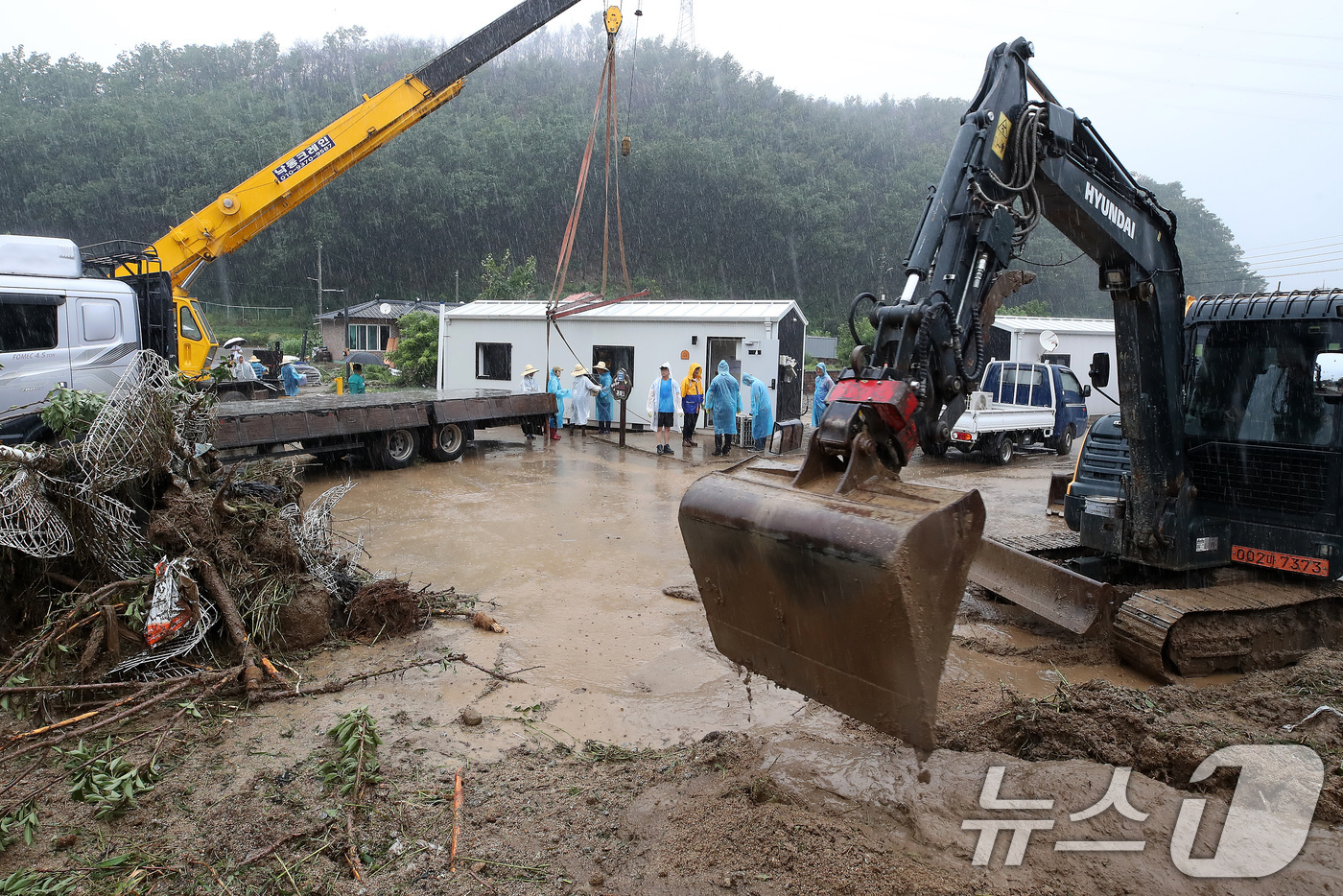 (안동=뉴스1) 공정식 기자 = 19일 경북 안동시 일직면 귀미리 산불 이재민 주거용 임시 주택 일대가 집중호우로 침수된 가운데 수해 복구 현장에 다시 폭우가 쏟아지고 있다. 20 …