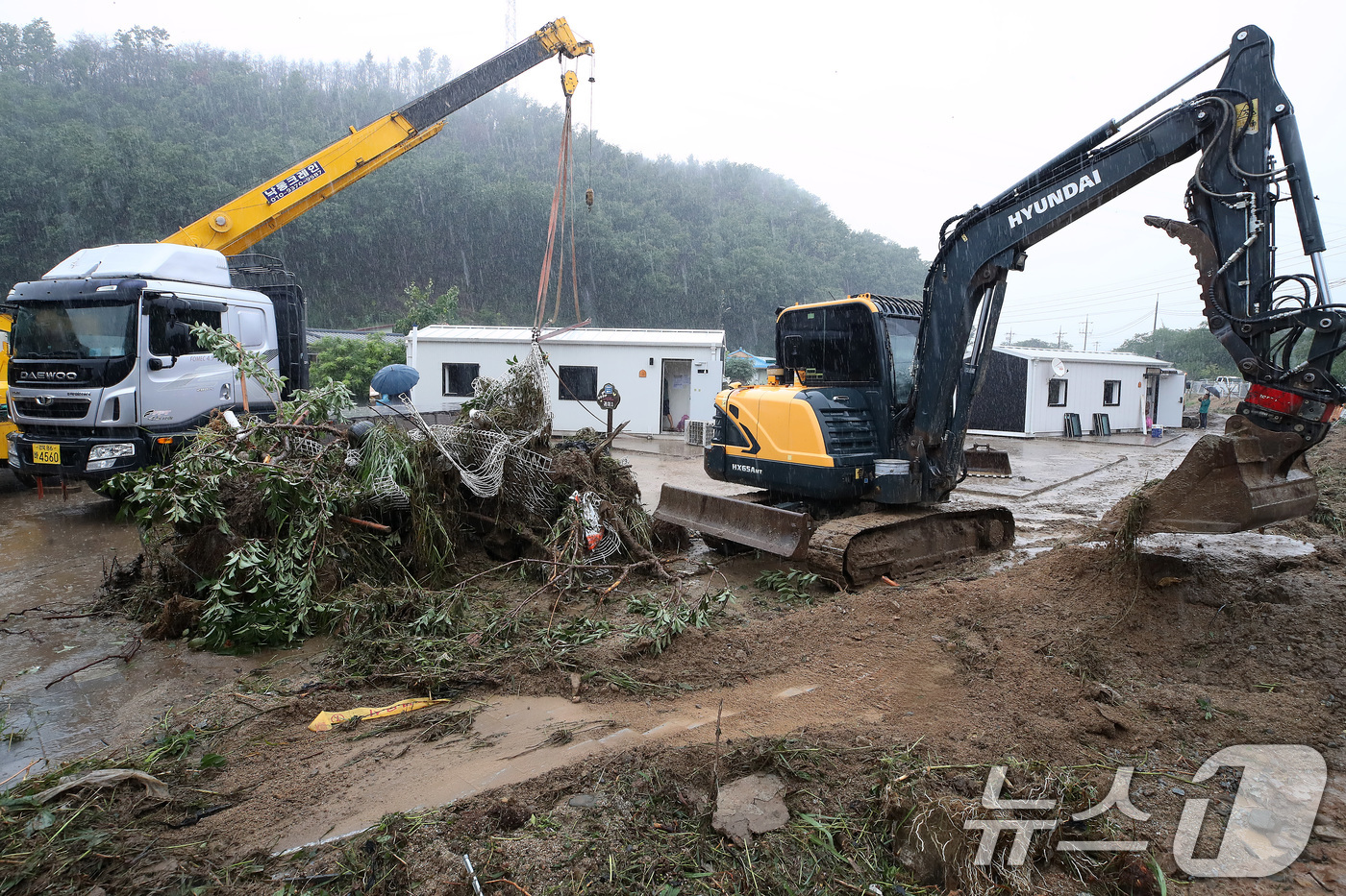 (안동=뉴스1) 공정식 기자 = 19일 경북 안동시 일직면 귀미리 산불 이재민 주거용 임시 주택 일대가 집중호우로 침수된 가운데 수해 복구 현장에 다시 폭우가 쏟아지고 있다. 20 …