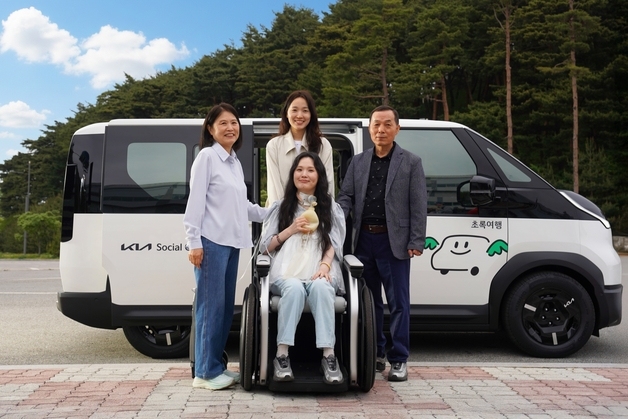 "23년 만의 여행"…현대차그룹, 교통약자와 함께한 '더 무빙 룸' 공개
