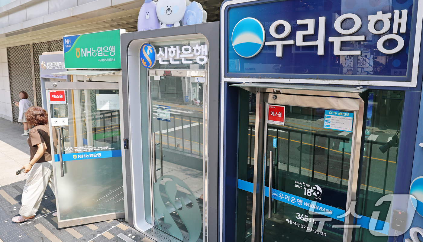 (서울=뉴스1) 오대일 기자 = 국내 주요 시중은행들의 올해 가계대출 여력이 사실상 모두 소진된 것으로 나타났다. 19일 금융권에 따르면 5대 은행(KB국민·신한·하나·우리·NH농 …