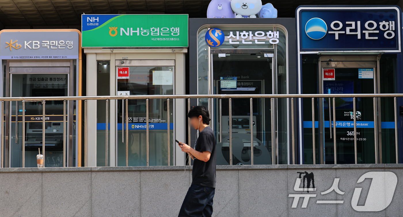 (서울=뉴스1) 오대일 기자 = 국내 주요 시중은행들의 올해 가계대출 여력이 사실상 모두 소진된 것으로 나타났다. 19일 금융권에 따르면 5대 은행(KB국민·신한·하나·우리·NH농 …