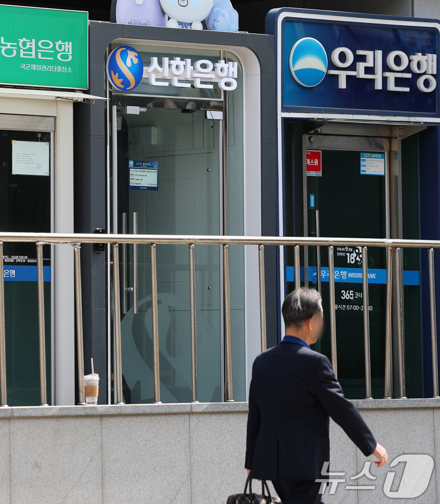 (서울=뉴스1) 오대일 기자 = 국내 주요 시중은행들의 올해 가계대출 여력이 사실상 모두 소진된 것으로 나타났다. 19일 금융권에 따르면 5대 은행(KB국민·신한·하나·우리·NH농 …