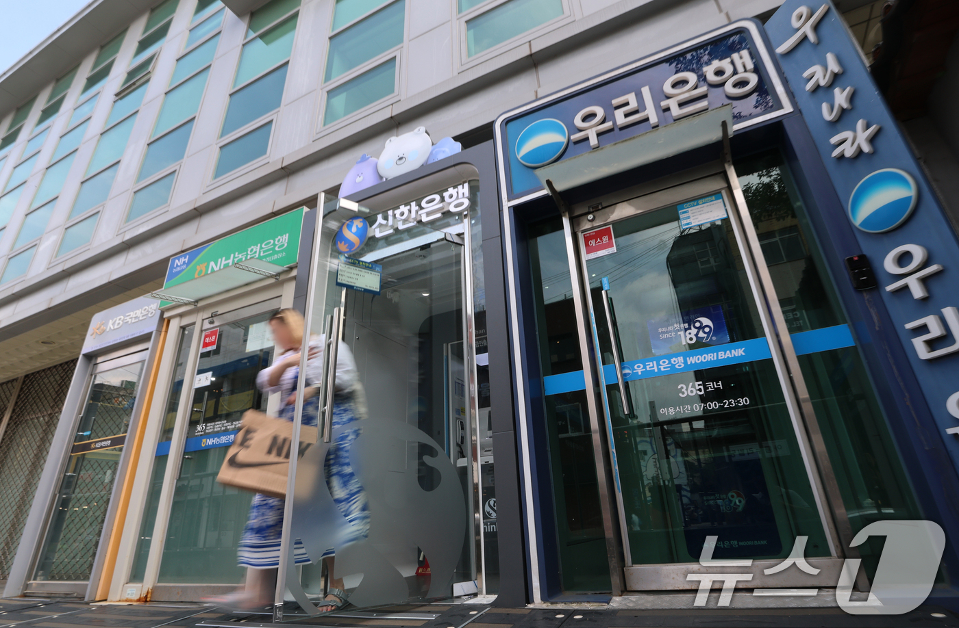 (서울=뉴스1) 오대일 기자 = 국내 주요 시중은행들의 올해 가계대출 여력이 사실상 모두 소진된 것으로 나타났다. 19일 금융권에 따르면 5대 은행(KB국민·신한·하나·우리·NH농 …