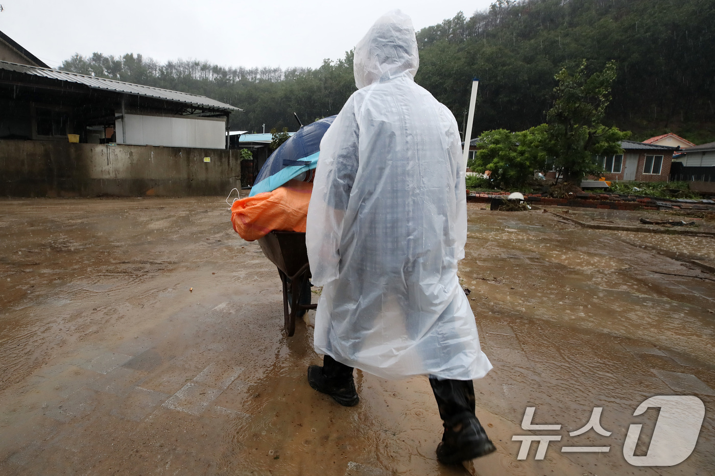 (안동=뉴스1) 공정식 기자 = 19일 경북 안동시 일직면 귀미리 산불 이재민 주거용 임시 주택 일대가 집중호우로 침수된 가운데 수해 복구 현장에 다시 폭우가 쏟아지자 한 이재민이 …