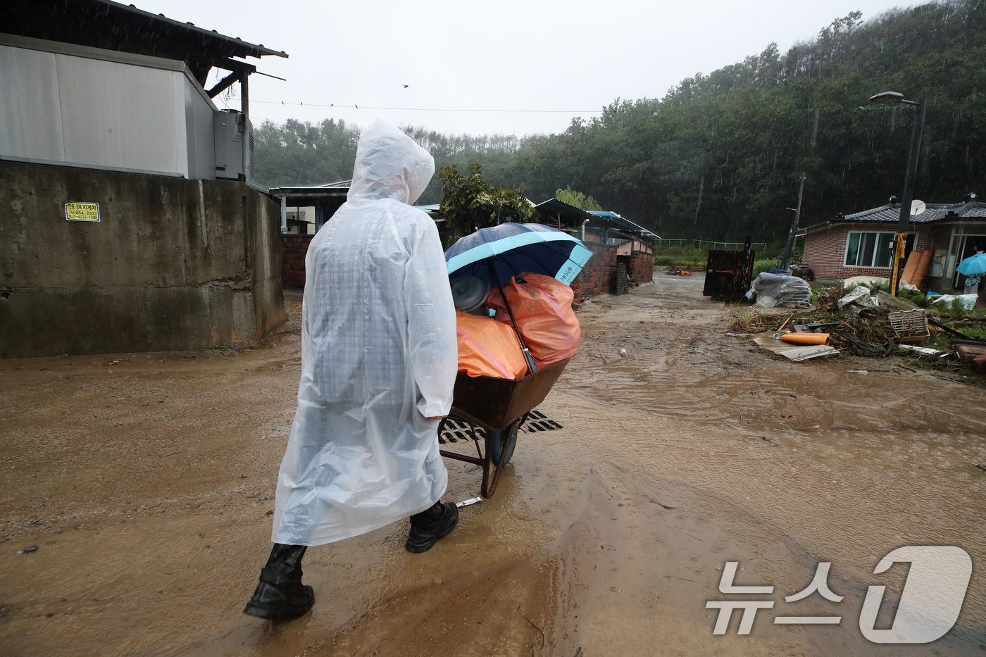(안동=뉴스1) 공정식 기자 = 19일 경북 안동시 일직면 귀미리 산불 이재민 주거용 임시 주택 일대가 집중호우로 침수된 가운데 수해 복구 현장에 다시 폭우가 쏟아지자 한 이재민이 …