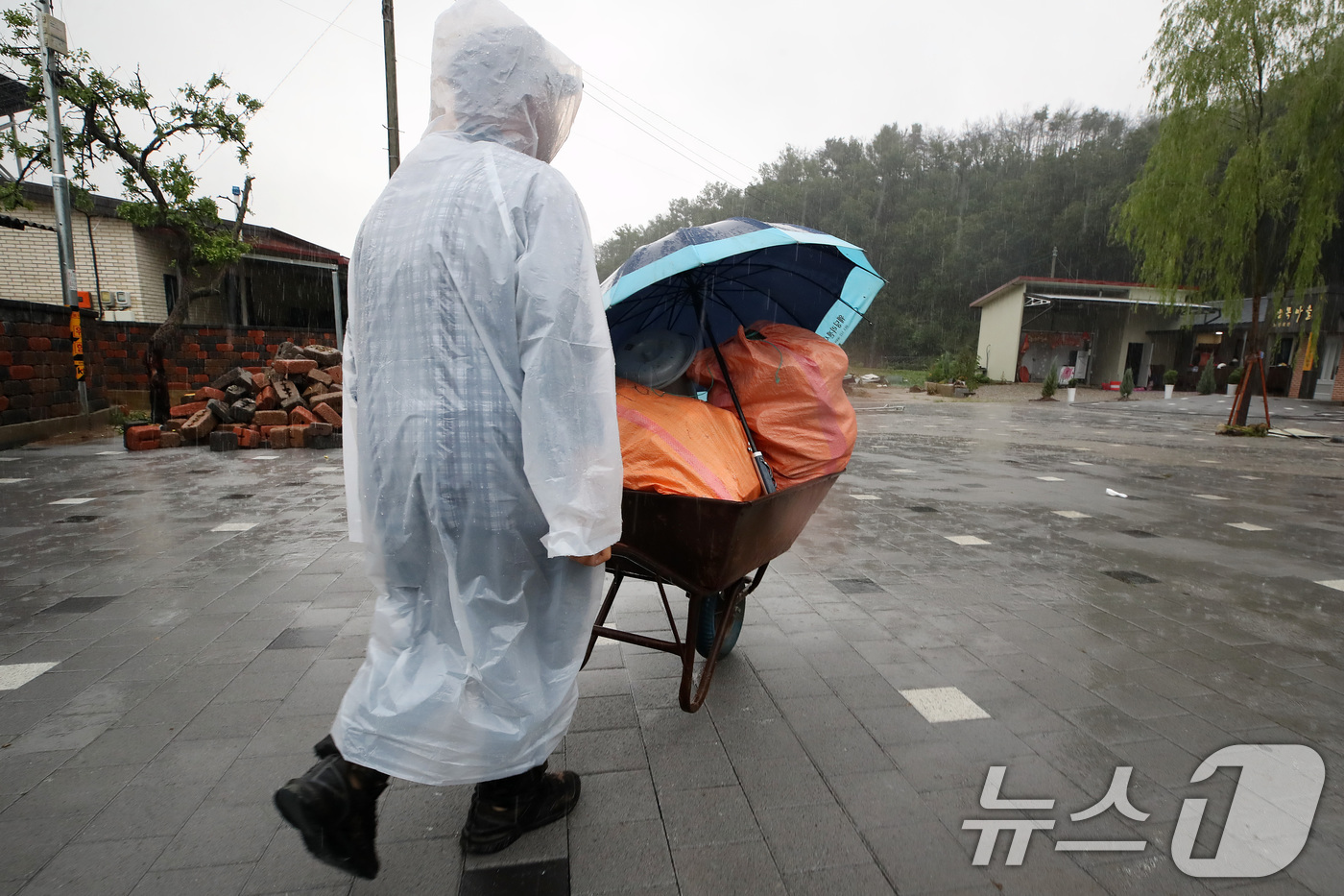 (안동=뉴스1) 공정식 기자 = 19일 경북 안동시 일직면 귀미리 산불 이재민 주거용 임시 주택 일대가 집중호우로 침수된 가운데 수해 복구 현장에 다시 폭우가 쏟아지자 한 이재민이 …