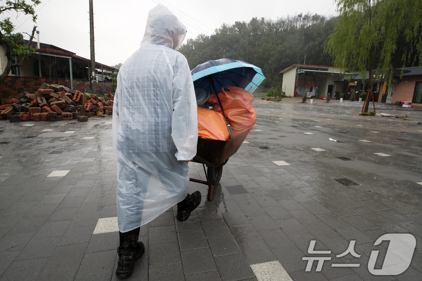 (안동=뉴스1) 공정식 기자 = 19일 경북 안동시 일직면 귀미리 산불 이재민 주거용 임시 주택 일대가 집중호우로 침수된 가운데 수해 복구 현장에 다시 폭우가 쏟아지자 한 이재민이 …
