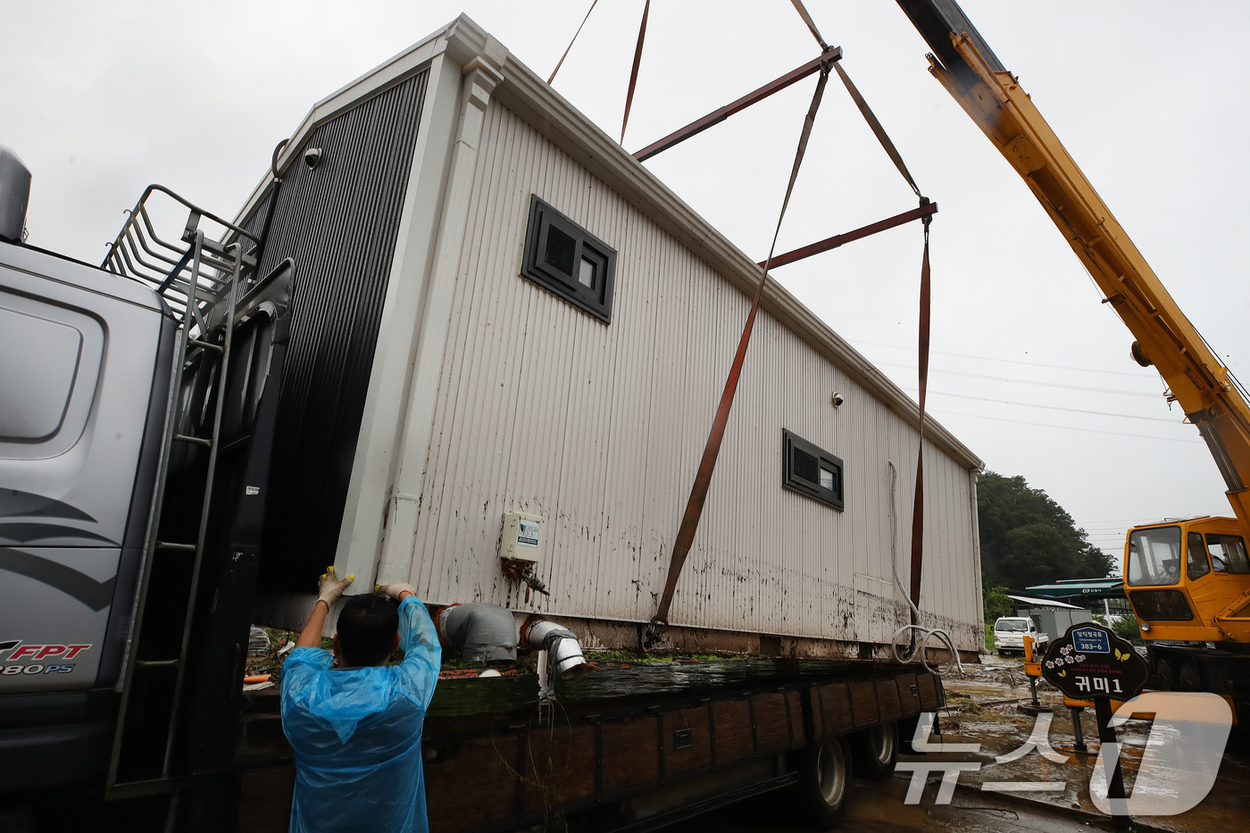 (안동=뉴스1) 공정식 기자 = 19일 경북 안동시 일직면 귀미리 산불 이재민 주거용 임시 주택 일대가 집중호우로 침수된 가운데 수해 복구 현장에 다시 폭우가 쏟아지자 크레인과 트 …