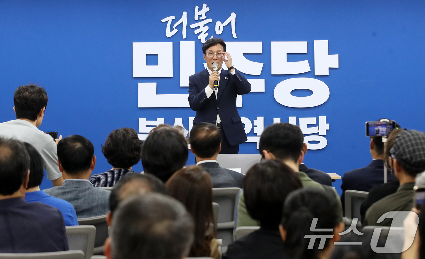 (부산=뉴스1) 윤일지 기자 = 더불어민주당 당권 주자인 김민석 전 총리가 19일 부산 동구 더불어민주당 부산시당에서 열린 부산 권리당원 간담회에 참석해 발언하고 있다.  2026 …