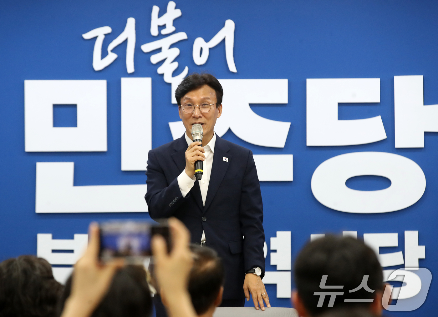 (부산=뉴스1) 윤일지 기자 = 더불어민주당 당권 주자인 김민석 전 총리가 19일 부산 동구 더불어민주당 부산시당에서 열린 부산 권리당원 간담회에 참석해 발언하고 있다.  2026 …