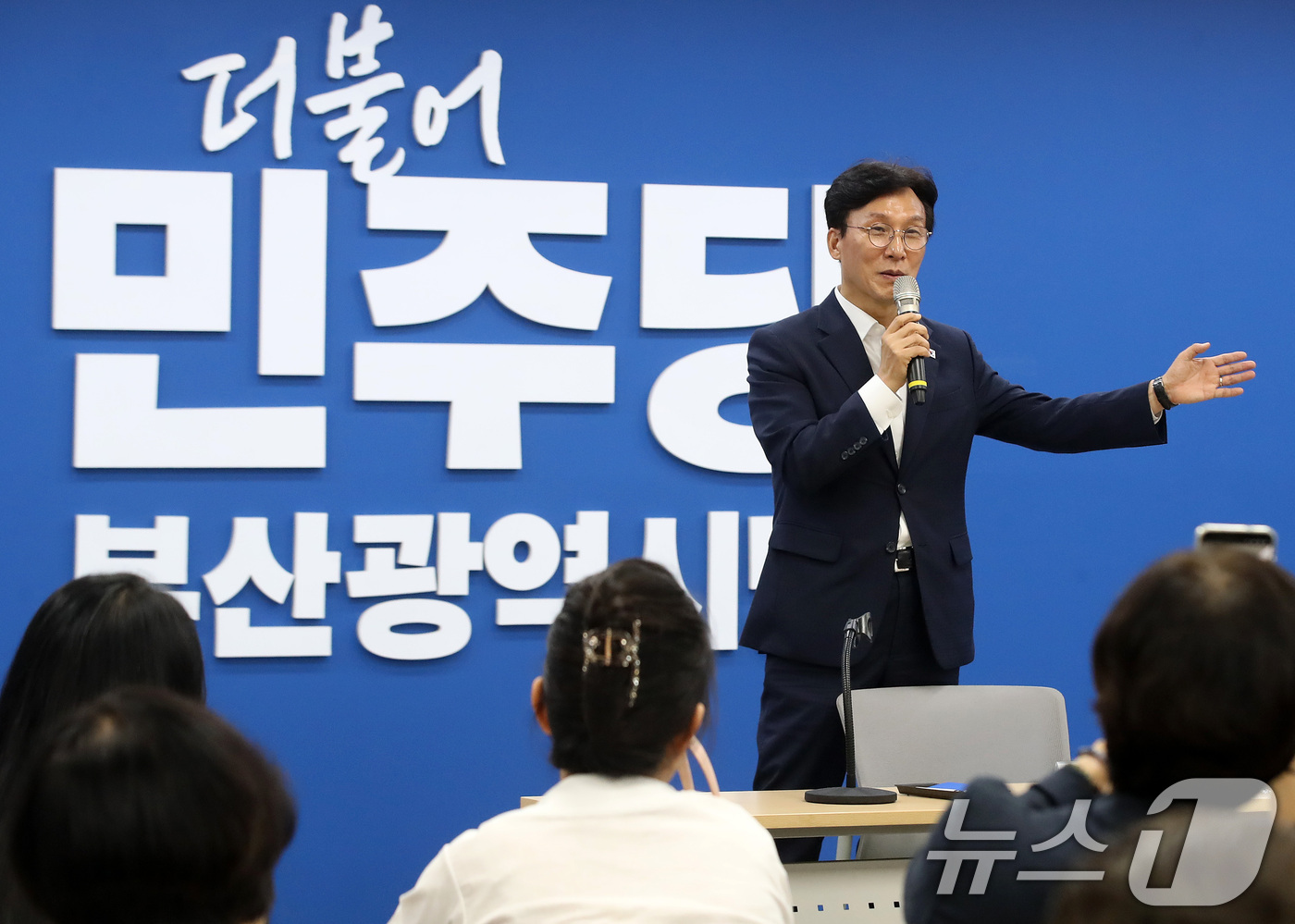 (부산=뉴스1) 윤일지 기자 = 더불어민주당 당권 주자인 김민석 전 총리가 19일 부산 동구 더불어민주당 부산시당에서 열린 부산 권리당원 간담회에 참석해 발언하고 있다.  2026 …