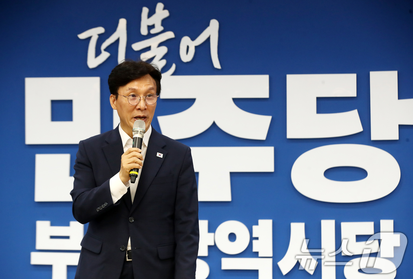 (부산=뉴스1) 윤일지 기자 = 더불어민주당 당권 주자인 김민석 전 총리가 19일 부산 동구 더불어민주당 부산시당에서 열린 부산 권리당원 간담회에 참석해 발언하고 있다.  2026 …