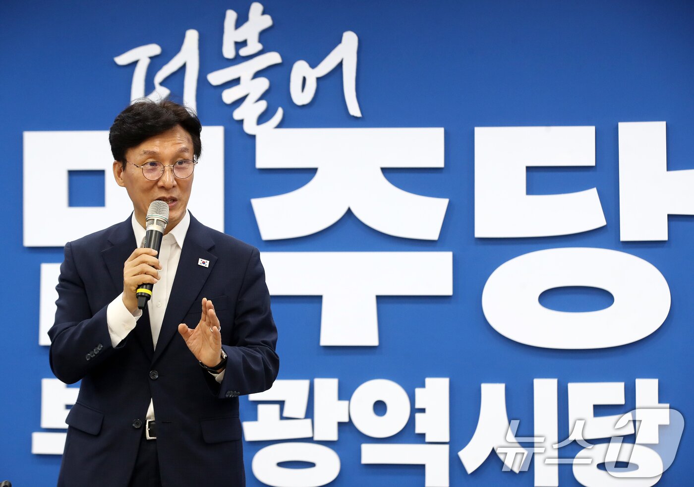 본문 이미지 - 더불어민주당 당권 주자인 김민석 전 총리가 19일 부산 동구 더불어민주당 부산시당에서 열린 부산 권리당원 간담회에 참석해 발언하고 있다. 2026.7.19 ⓒ 뉴스1 윤일지 기자