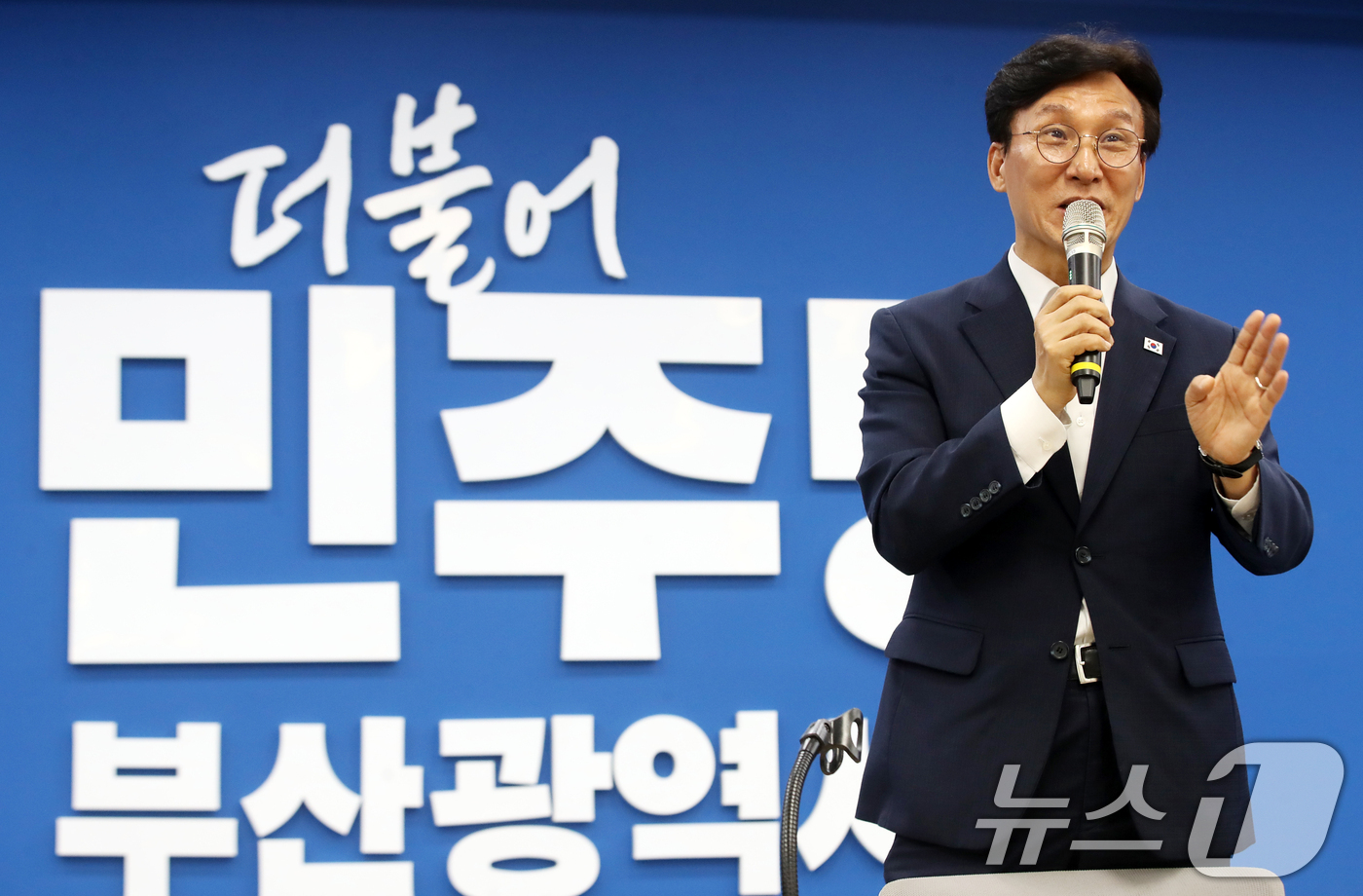 (부산=뉴스1) 윤일지 기자 = 더불어민주당 당권 주자인 김민석 전 총리가 19일 부산 동구 더불어민주당 부산시당에서 열린 부산 권리당원 간담회에 참석해 발언하고 있다.  2026 …