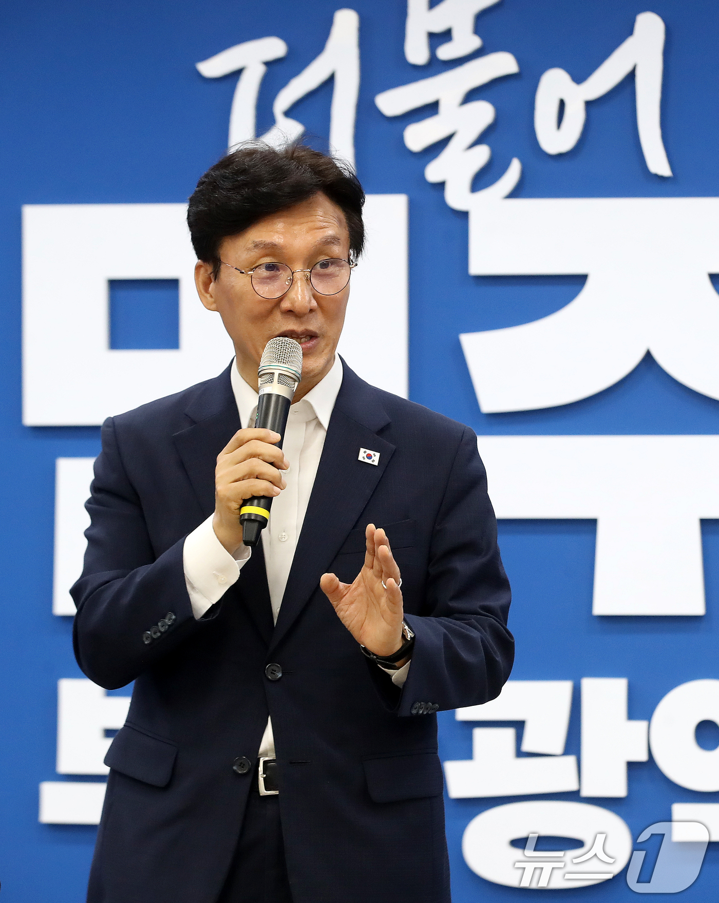 (부산=뉴스1) 윤일지 기자 = 더불어민주당 당권 주자인 김민석 전 총리가 19일 부산 동구 더불어민주당 부산시당에서 열린 부산 권리당원 간담회에 참석해 발언하고 있다.  2026 …