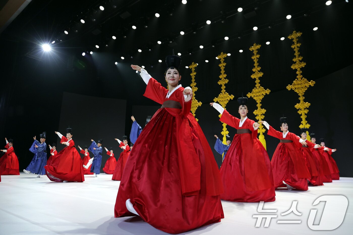 본문 이미지 - 19일 부산에서 열린 제48차 유네스코 세계유산위원회 개회식에서 문화공연이 펼쳐지고 있다. (청와대통신사진기자단) 2026.7.19 ⓒ 뉴스1 이재명 기자