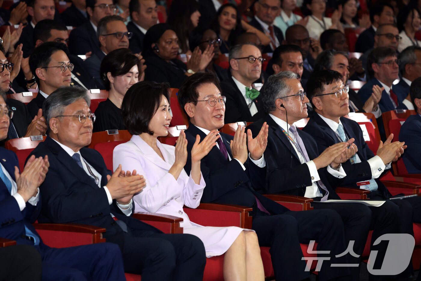 본문 이미지 - 이재명 대통령과 김혜경 여사가 19일 부산에서 열린 제48차 유네스코 세계유산위원회 개회식에서 박수를 치고 있다. (청와대통신사진기자단) 2026.7.19 ⓒ 뉴스1 이재명 기자