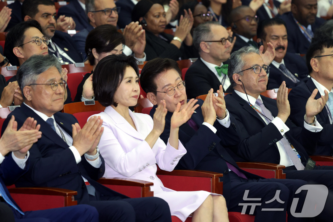 (부산=뉴스1) 이재명 기자 = 이재명 대통령과 김혜경 여사가 19일 부산에서 열린 제48차 유네스코 세계유산위원회 개회식에서 문화공연을 관람하고 있다. (청와대통신사진기자단) 2 …
