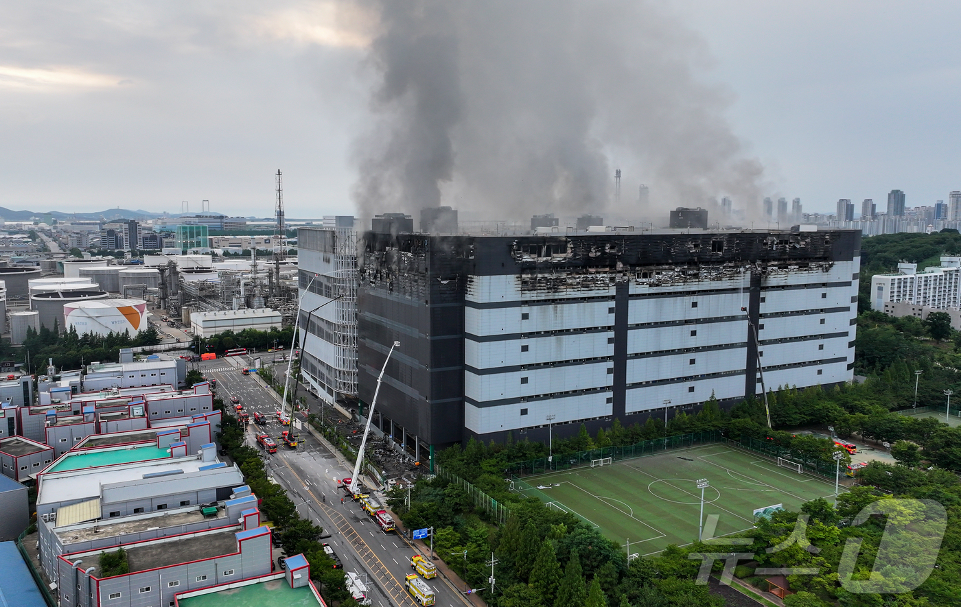 (인천=뉴스1) 김진환 기자 = 19일 오후 인천 서해구 석남동 쿠팡32물류센터에서 화재가 발생해 소방당국이 진압을 하고 있다.한편 소방당국은 이날 오후 11시를 초진 목표 시점으 …