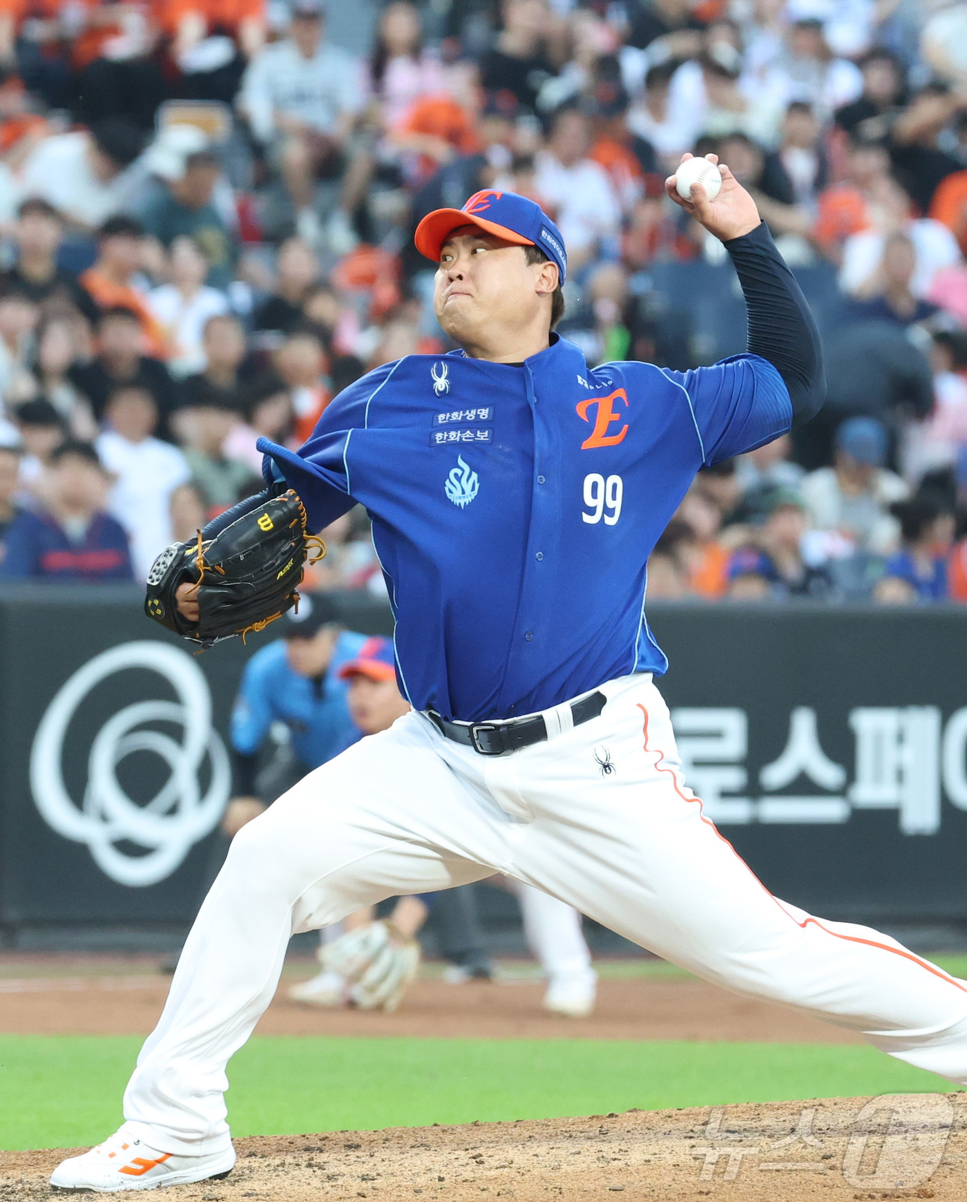 (대전=뉴스1) 김기남 기자 = 19일 대전 한화생명볼파크에서 열린 2026 신한 SOL KBO리그 키움 히어로즈와 한화 이글스의 경기에서 한화 류현진이 선발 투구하고 있다. 20 …