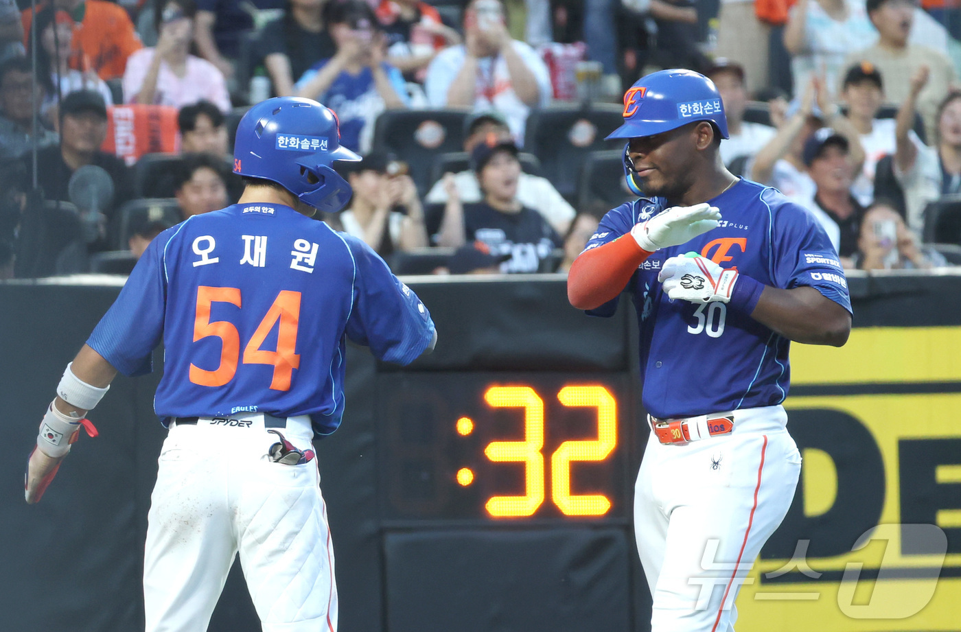 (대전=뉴스1) 김기남 기자 = 19일 대전 한화생명볼파크에서 열린 2026 신한 SOL KBO리그 키움 히어로즈와 한화 이글스의 경기에서 4회말 한화 페라자가 1사  1루에서 2 …