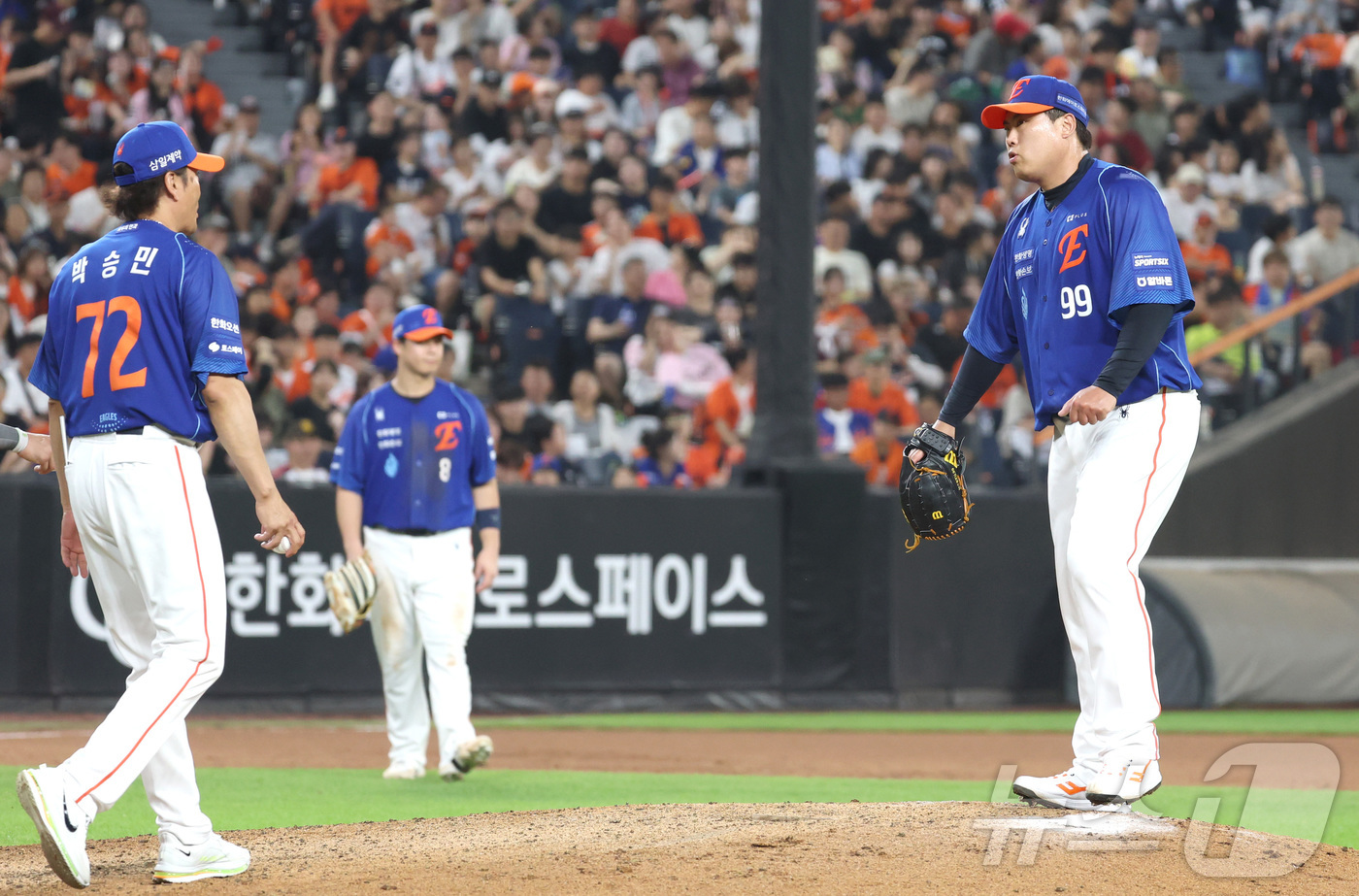 (대전=뉴스1) 김기남 기자 = 19일 대전 한화생명볼파크에서 열린 2026 신한 SOL KBO리그 키움 히어로즈와 한화 이글스의 경기에서 6회초 류현진이 마운드를 내려오고 있다. …