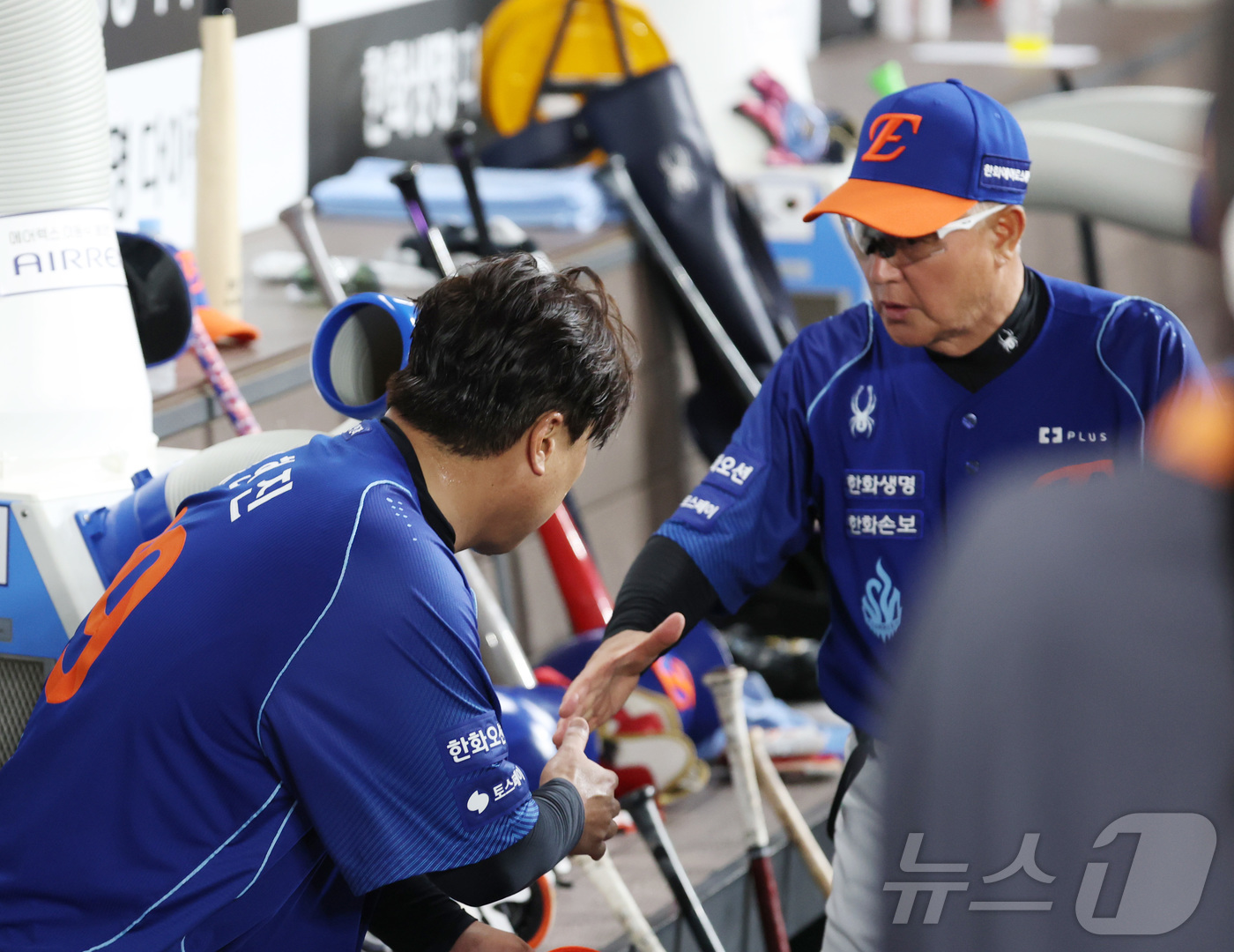 (대전=뉴스1) 김기남 기자 = 19일 대전 한화생명볼파크에서 열린 2026 신한 SOL KBO리그 키움 히어로즈와 한화 이글스의 경기에서 6회초 류현진이 마운드를 내려온 후 김경 …