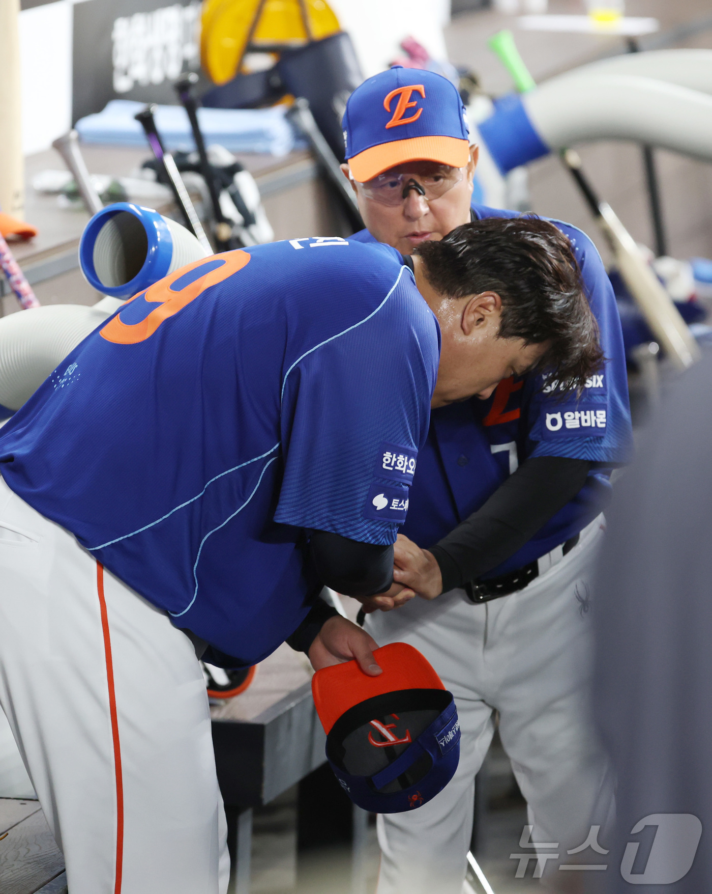 (대전=뉴스1) 김기남 기자 = 19일 대전 한화생명볼파크에서 열린 2026 신한 SOL KBO리그 키움 히어로즈와 한화 이글스의 경기에서 6회초 류현진이 마운드를 내려온 후 김경 …