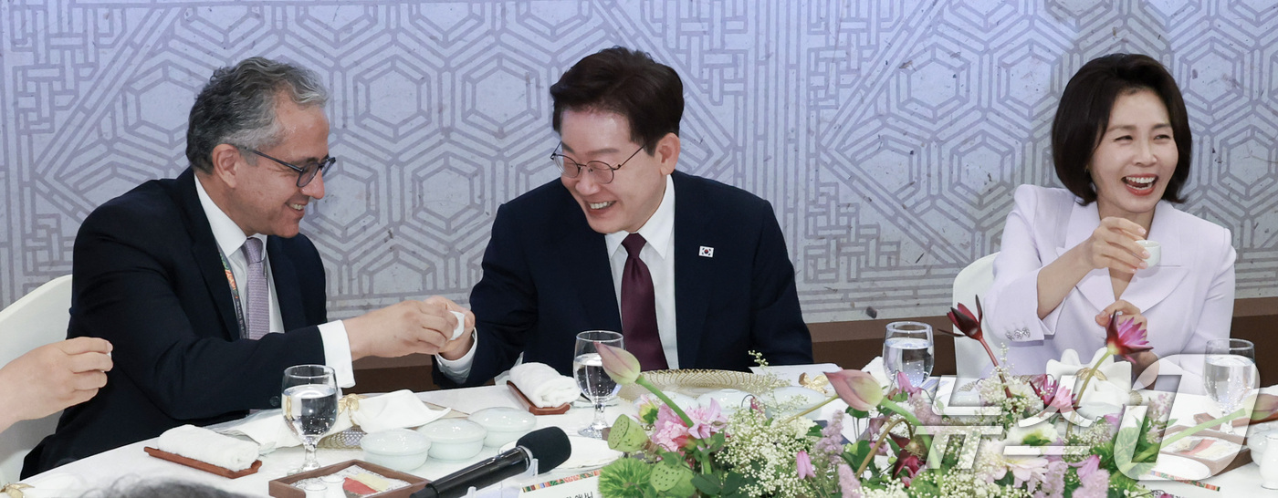 (서울=뉴스1) 이재명 기자 = 이재명 대통령이 19일 부산에서 열린 제48차 유네스코 세계유산위원회 내빈 만찬에서 건배를 하고 있다. (청와대통신사진기자단)  2026.7.19/ …
