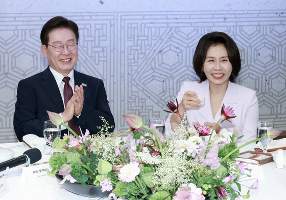 미소 짓는 이재명 대통령·김혜경 여사