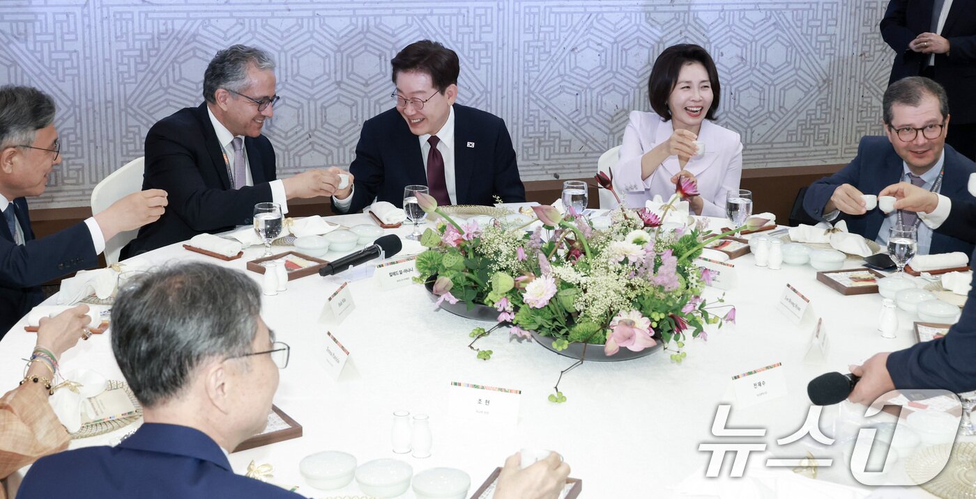본문 이미지 - 이재명 대통령이 19일 부산에서 열린 제48차 유네스코 세계유산위원회 내빈 만찬에서 건배를 하고 있다. (청와대통신사진기자단) 2026.7.19 ⓒ 뉴스1 이재명 기자