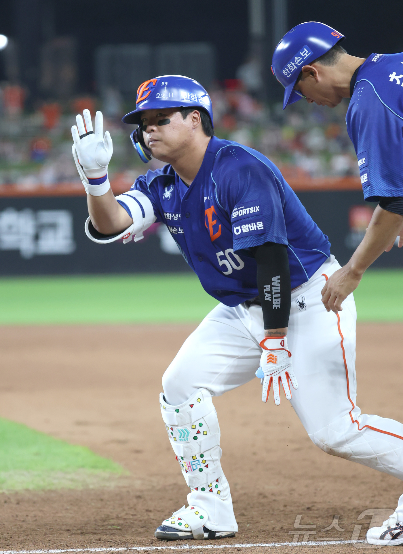 (대전=뉴스1) 김기남 기자 = 19일 대전 한화생명볼파크에서 열린 2026 신한 SOL KBO리그 키움 히어로즈와 한화 이글스의 경기에서 6회말 한화 강백호가 1타점 안타 후 왼 …