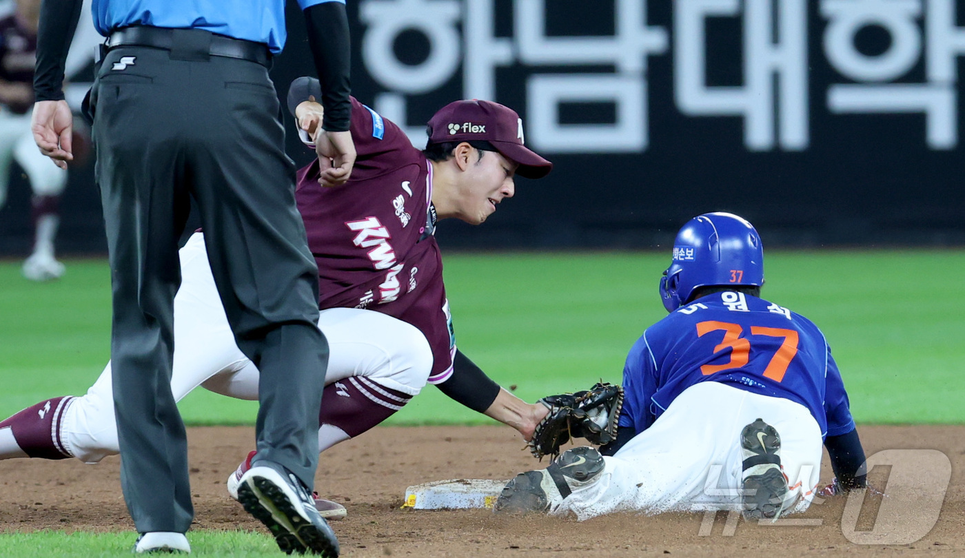 (대전=뉴스1) 김기남 기자 = 19일 대전 한화생명볼파크에서 열린 2026 신한 SOL KBO리그 키움 히어로즈와 한화 이글스의 경기에서 한화 이원석이 7회말 무사 2루 도루를 …