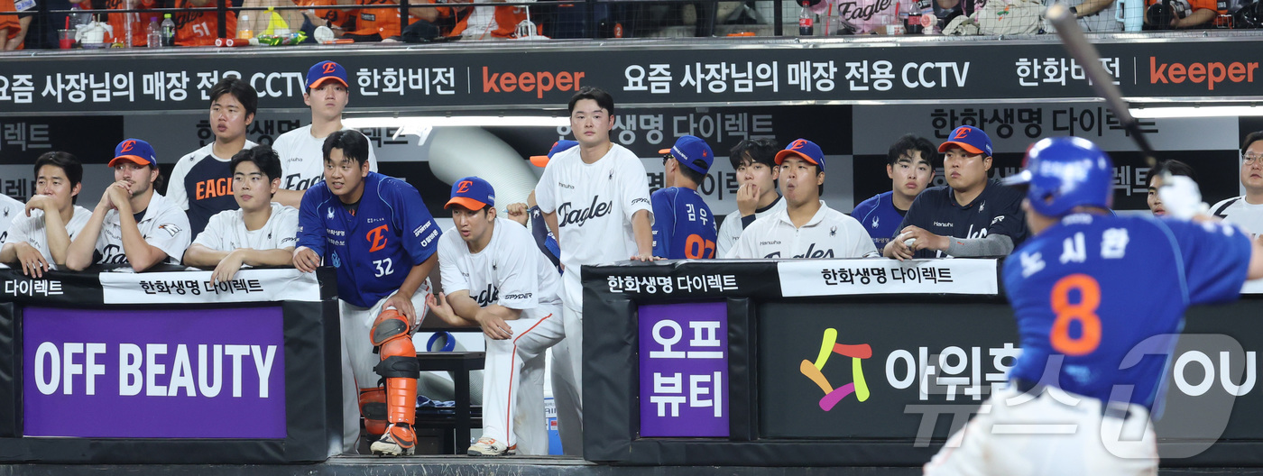 (대전=뉴스1) 김기남 기자 = 19일 대전 한화생명볼파크에서 열린 2026 신한 SOL KBO리그 키움 히어로즈와 한화 이글스의 경기에서 10회말 연장 한화 선수들이 노시환의 타 …