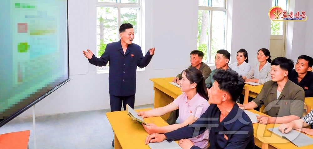 (평양 노동신문=뉴스1) = 북한 노동당 기관지 노동신문은 2일 농업 발전을 위한 '과학농사 경쟁'의 중요성에 대해 보도했다. 신문은 "농업 근로자들 속에서 과학기술학습을 강화해 …