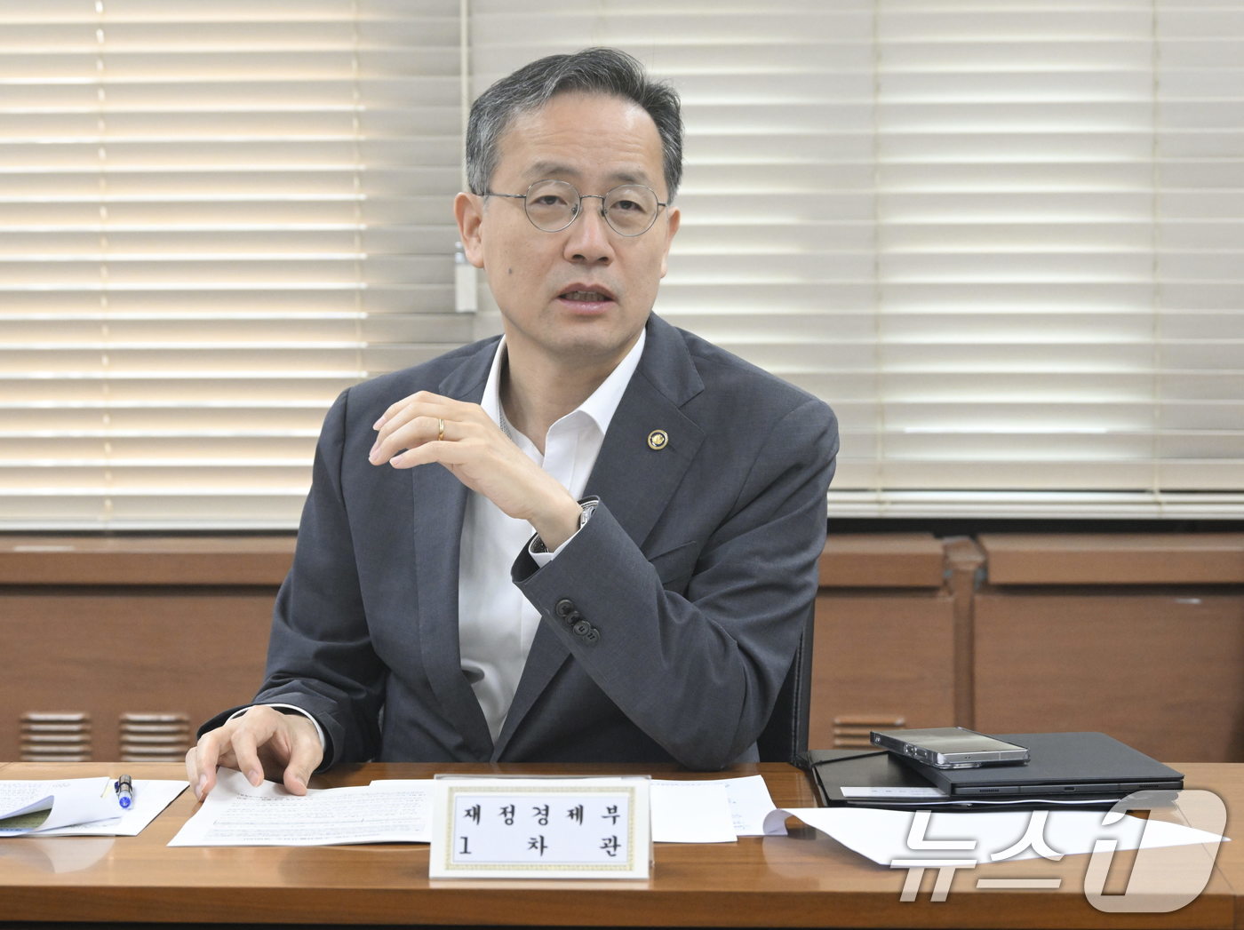 (서울=뉴스1) = 이형일 재정경제부 차관이 2일 서울 종로구 정부서울청사에서 열린 '제71차 물가관계차관회의'를 주재하고 있다. (재정경제부 제공. 재판매 및 DB금지) 2026 …