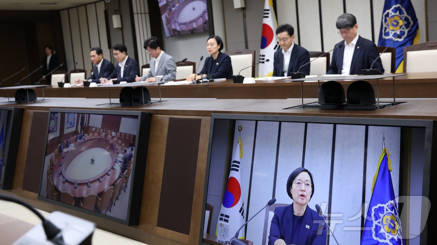 (세종=뉴스1) 김기남 기자 = 한성숙 국무총리가 2일 세종시 정부세종청사에서 열린  비상경제점검회의를 주재하며 발언하고 있다. 2026.7.2/뉴스1