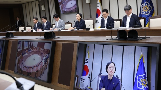 비상경제점검회의 주재하는 한성숙 국무총리