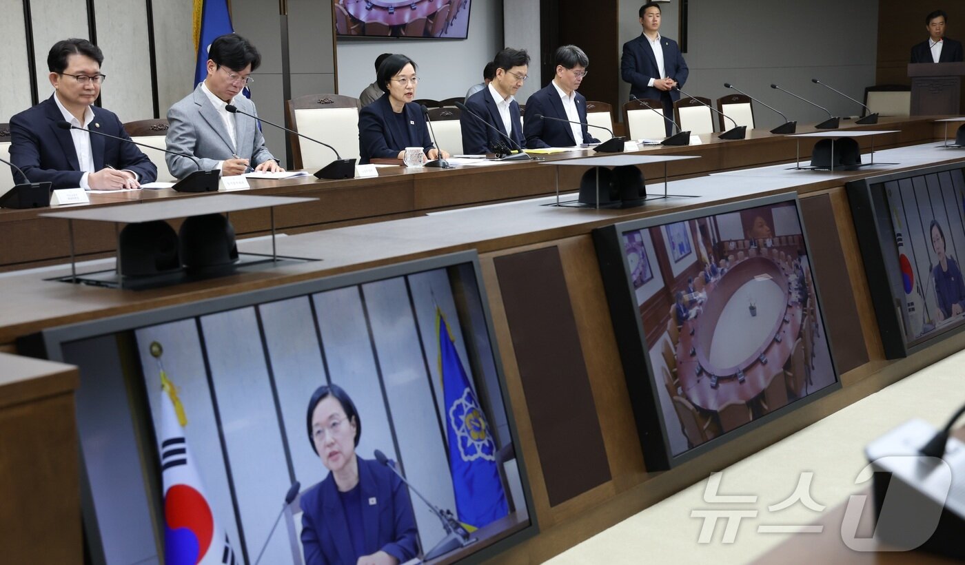 본문 이미지 - 한성숙 국무총리가 2일 세종시 정부세종청사에서 열린 비상경제점검회의를 주재하며 발언하고 있다. 2026.7.2 ⓒ 뉴스1 김기남 기자