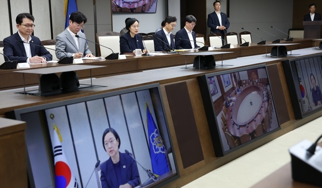 비상경제점검회의 주재하는 한성숙 국무총리