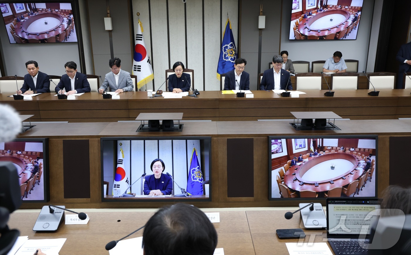 (세종=뉴스1) 김기남 기자 = 한성숙 국무총리가 2일 세종시 정부세종청사에서 열린  비상경제점검회의를 주재하며 발언하고 있다. 2026.7.2/뉴스1