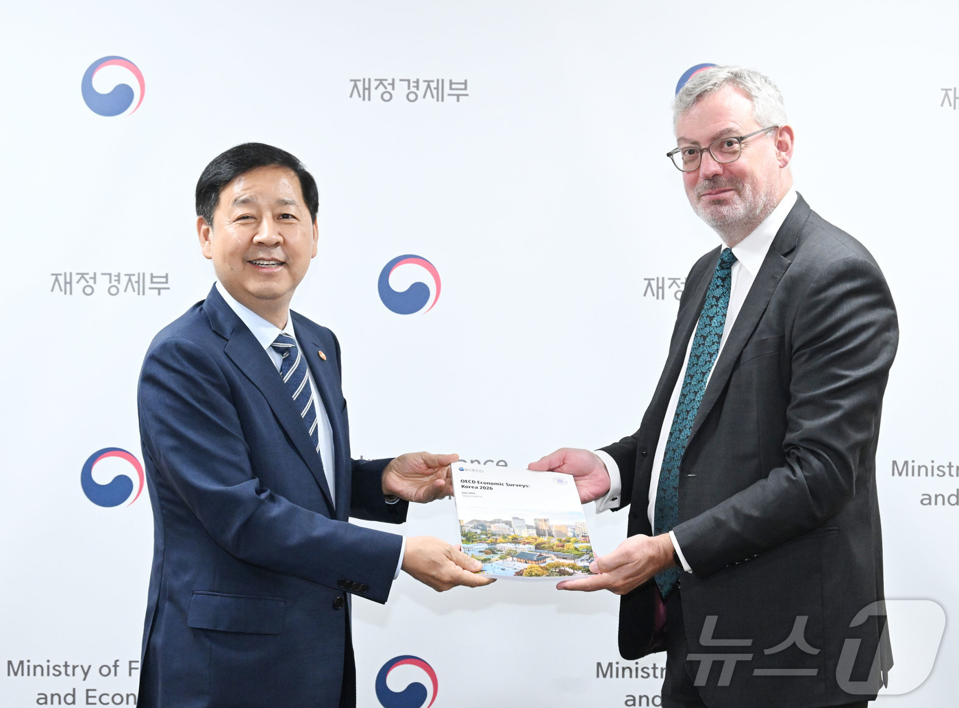 (서울=뉴스1) 이종수 기자 = 구윤철 경제부총리 겸 재정경제부 장관이 1일 서울 종로구 서울청사에서 경제협력개발기구(OECD) 방한단과 면담에 앞서 더글라스 서더랜드 방한단 대표 …