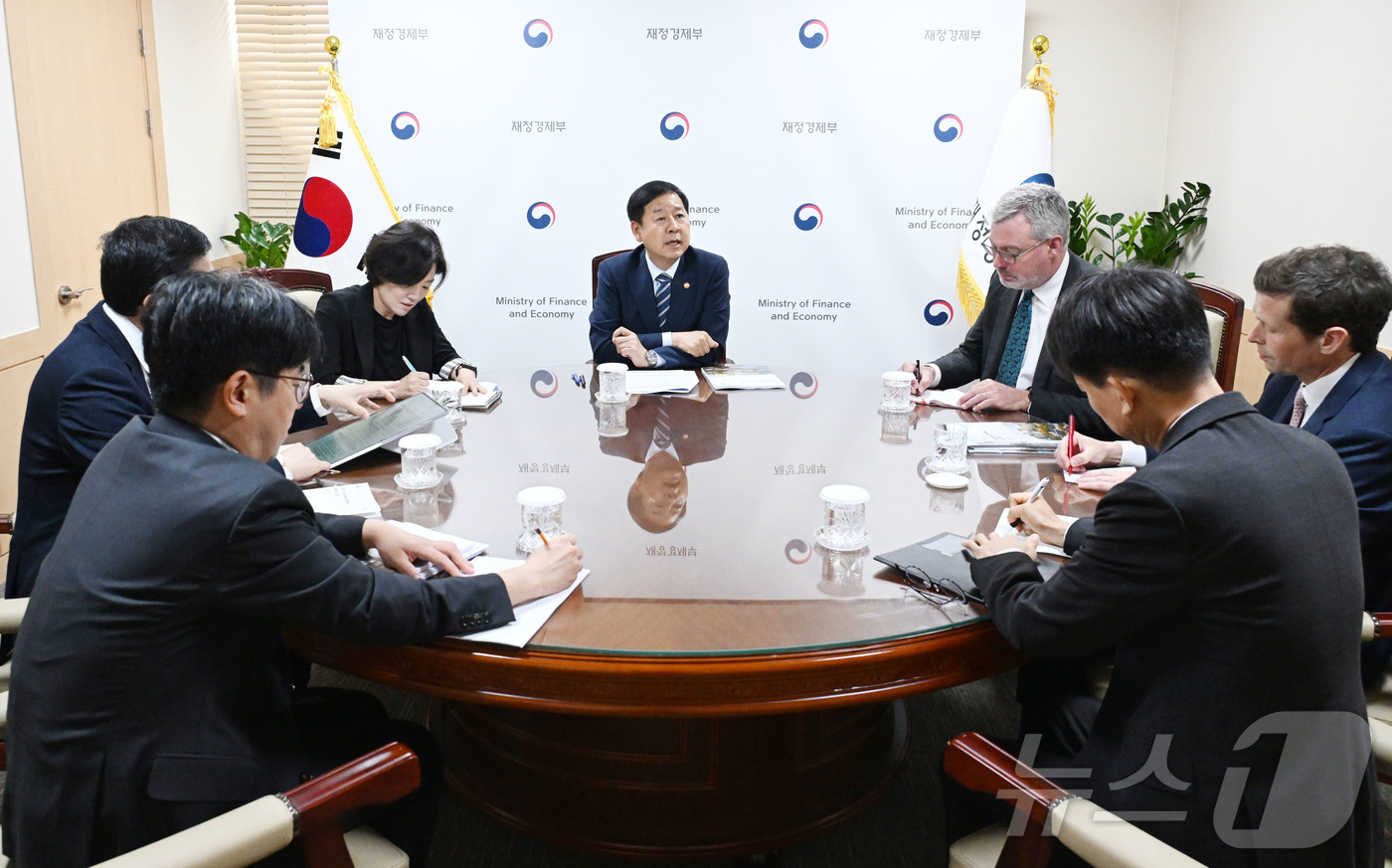 (서울=뉴스1) 이종수 기자 = 구윤철 경제부총리 겸 재정경제부 장관이 1일 서울 종로구 서울청사에서 경제협력개발기구(OECD) 방한단과 면담을 하고 있다. (재정경제부 제공. 재 …