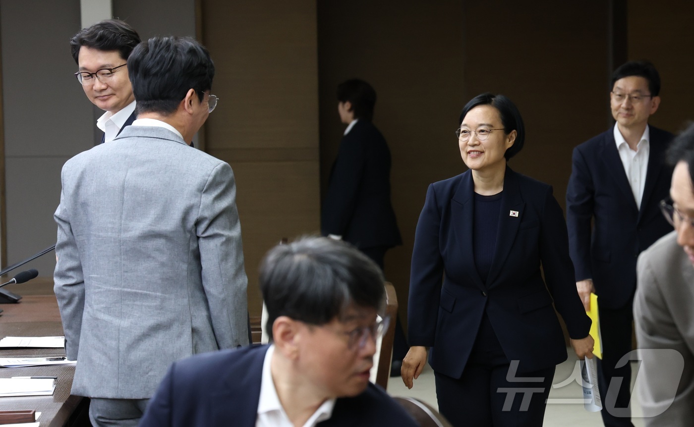 (세종=뉴스1) 김기남 기자 = 한성숙 국무총리가 2일 세종시 정부세종청사에서 열린  비상경제점검회의에 참석하고 있다. 2026.7.2/뉴스1