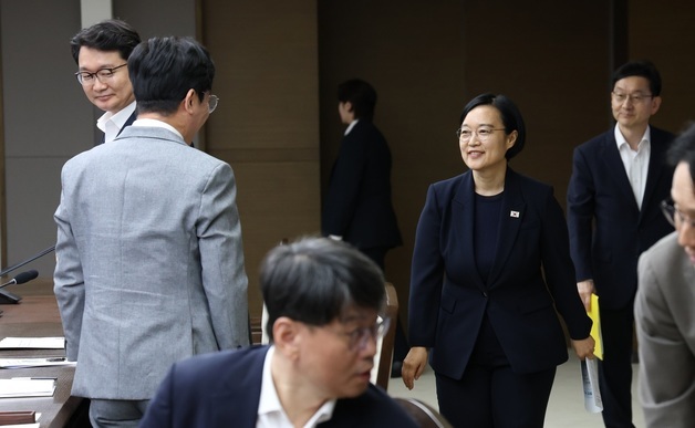 비상경제점검회의 입장하는 한성숙 국무총리
