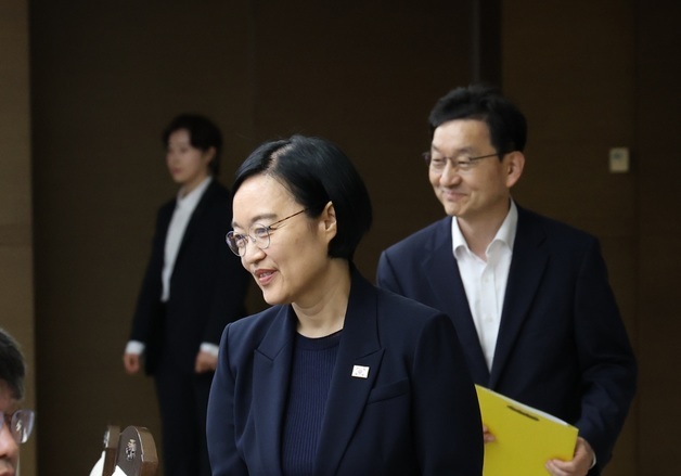 비상경제점검회의 입장하는 한성숙 국무총리