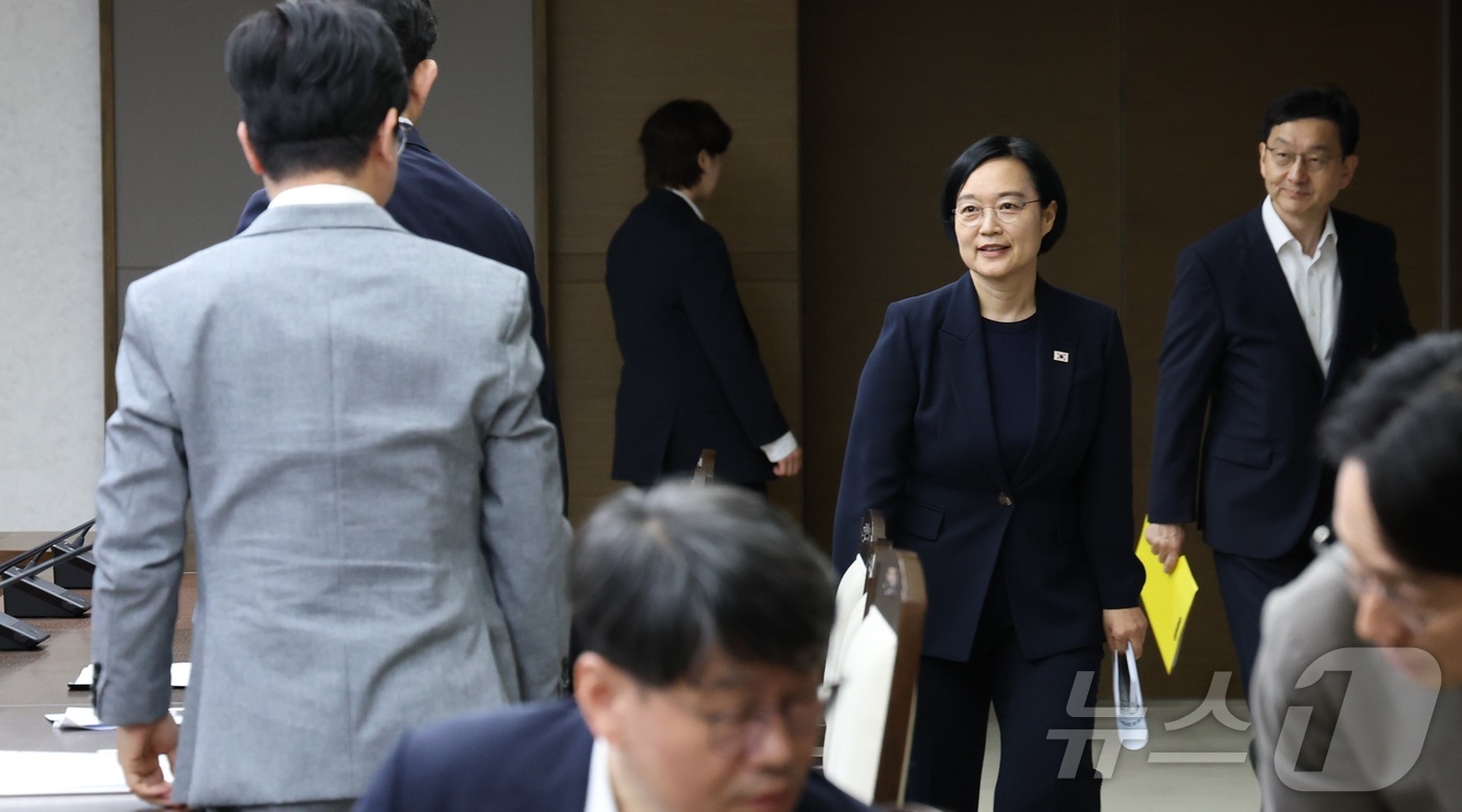 (세종=뉴스1) 김기남 기자 = 한성숙 국무총리가 2일 세종시 정부세종청사에서 열린  비상경제점검회의에 참석하고 있다. 2026.7.2/뉴스1