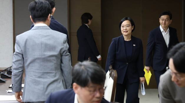 비상경제점검회의 입장하는 한성숙 국무총리